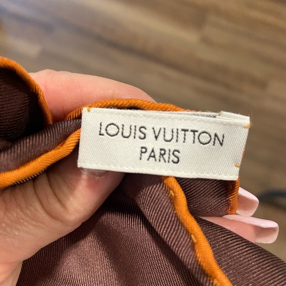 Authentic Louis Vuitton silk scarf - Picture 5 of 14